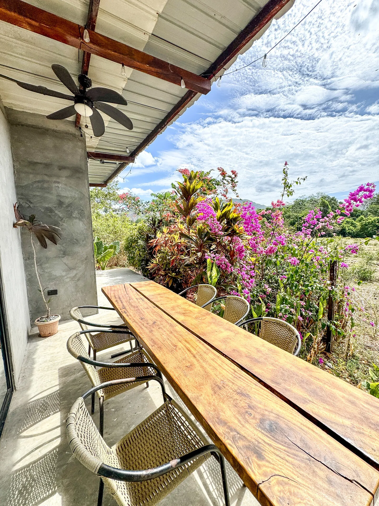 Your browser can’t show the 3D tour. Here is the porch — see all photos above.